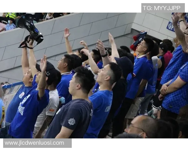 北京与天津球迷激情对抗赛揭幕球场内外的热血与友谊交织